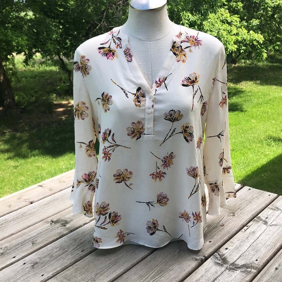 Maurices Tops - Maurice bell sleeved top size medium